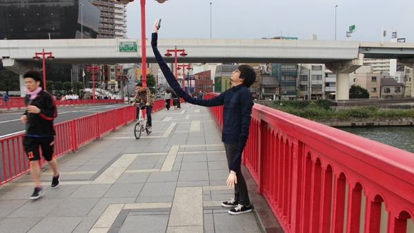 需要自拍時(shí)，他能把手伸的跟自拍桿一樣長(zhǎng)