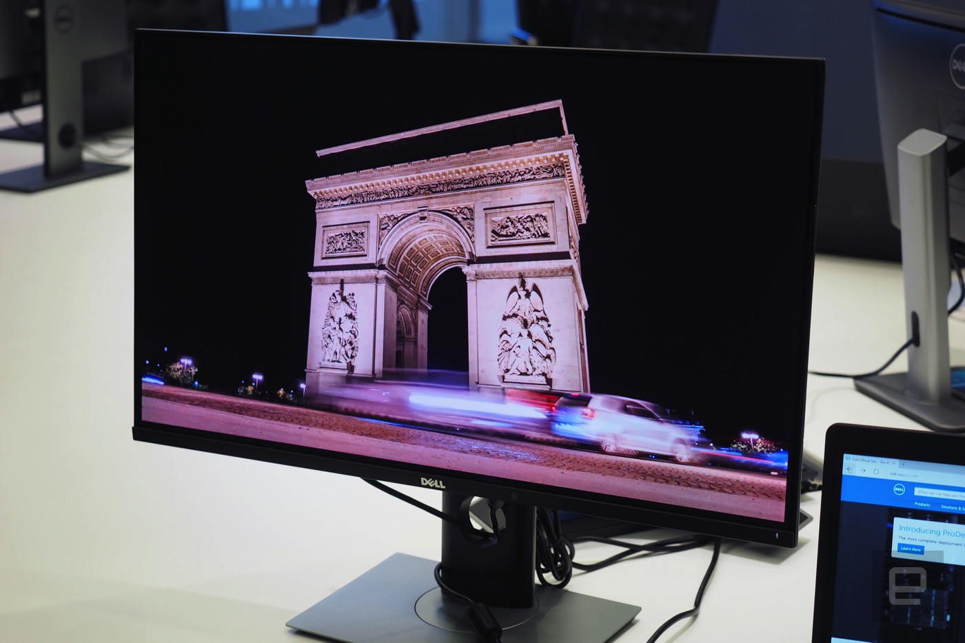 戴爾今年最「吸睛」的產(chǎn)品，是一臺(tái) 4K OLED 屏幕