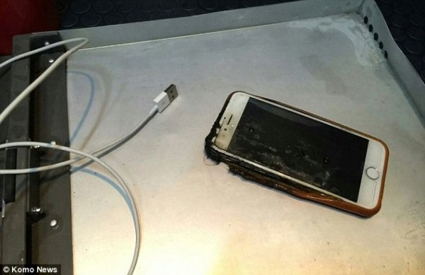 嚇?biāo)缹殞殻Phone 6飛機上突然起火 火焰20厘米高