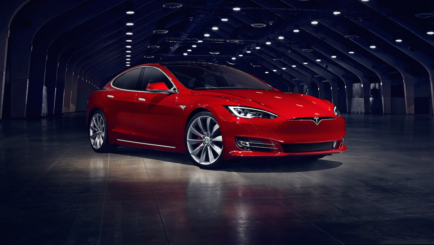 Tesla 給 Model S 換上了新車頭，同時還加入快速充電