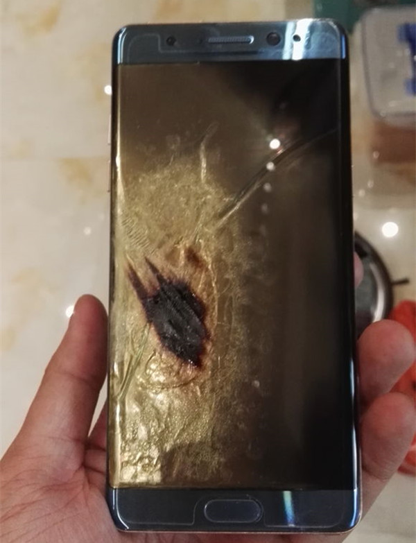 國(guó)行版也炸了！網(wǎng)友爆料玩Note 7時(shí)突然黑屏發(fā)生爆炸
