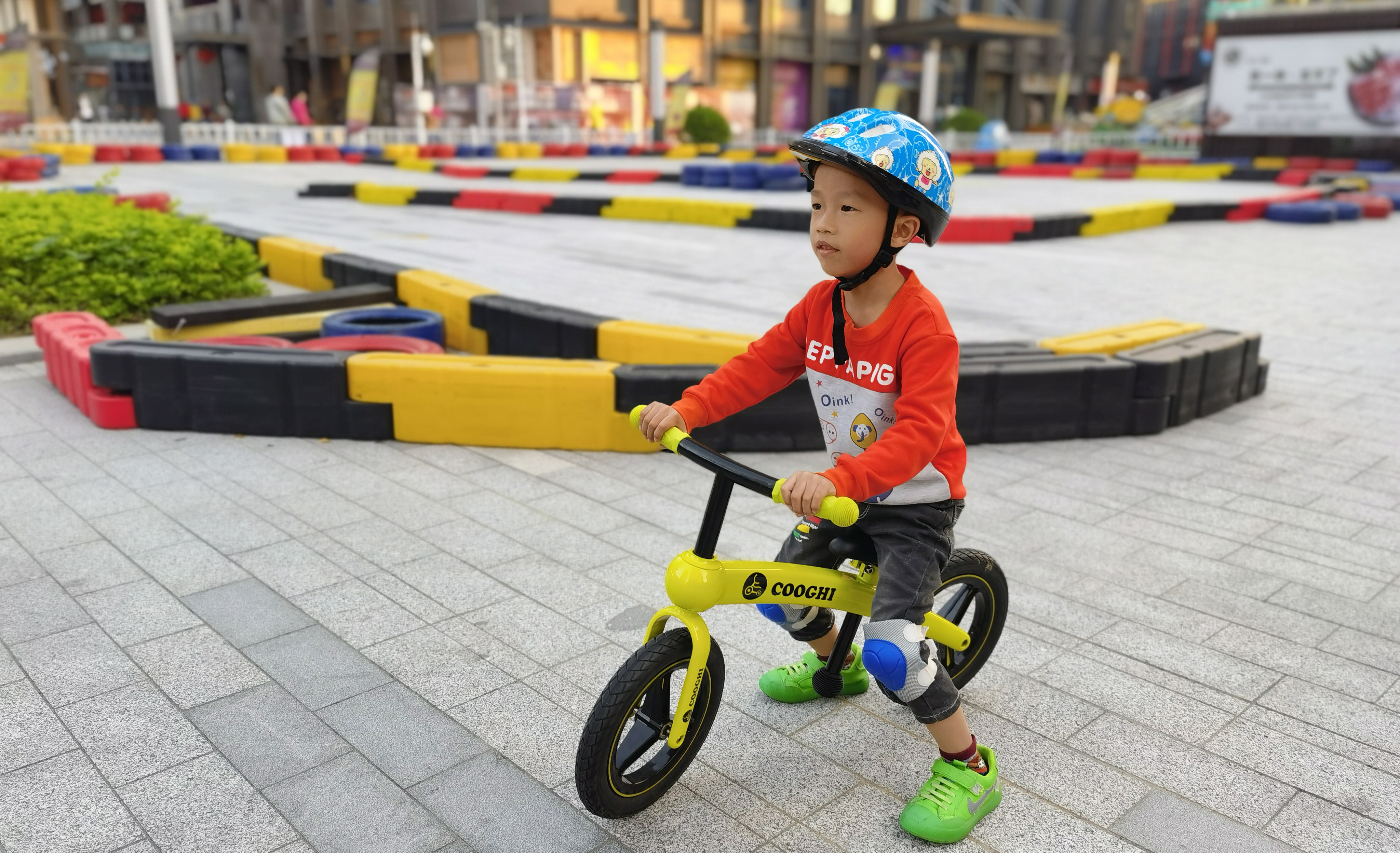勇敢前進(jìn)，自信滑行，酷騎兒童平衡車新奇體驗(yàn)