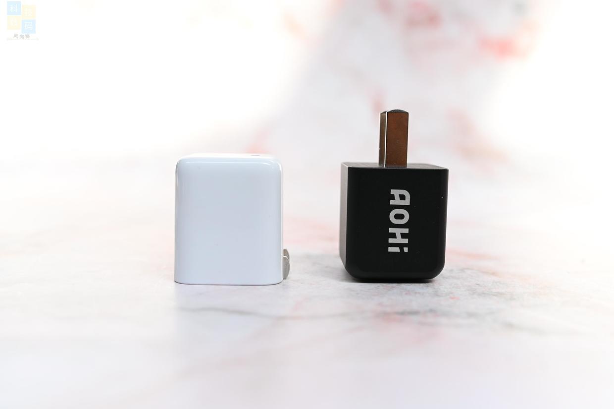 小巧精致的充電器，30W功率兼容更全面，AOHI 30W充電頭上手