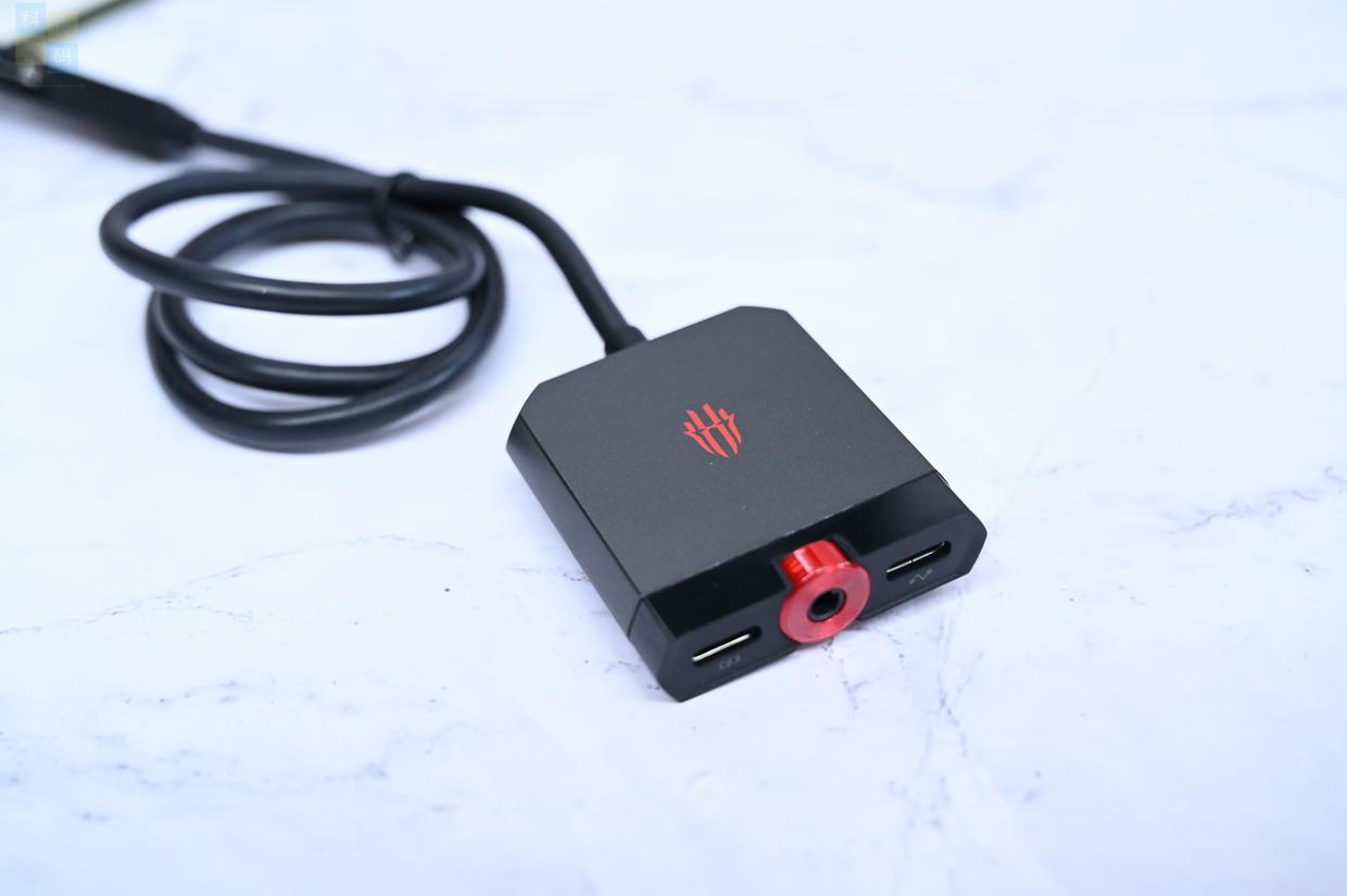 ?手游玩家的外設(shè)三車道，有線投屏充電連耳機(jī)，紅魔手游拓展塢上手