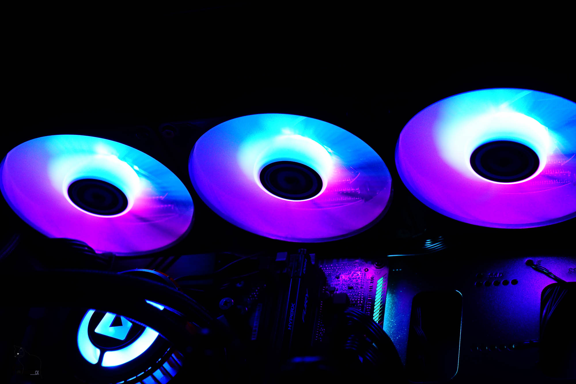 力壓i7K大火爐--美商艾湃電競(jìng)TITAN-360 OC CPU一體式水冷散熱器