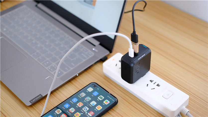 給背包“減負(fù)”：Aohi Magcube 100W氮化鎵充電器一個頂倆！