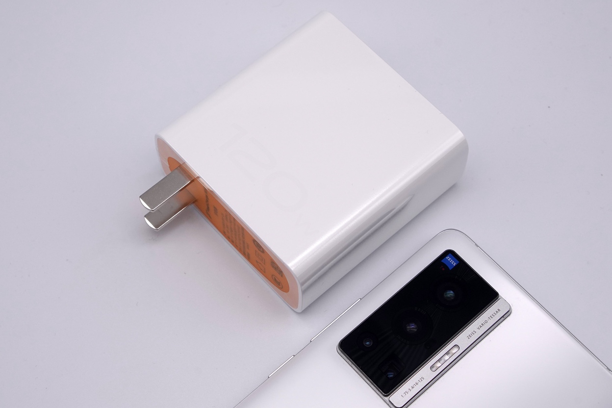 vivo系極速閃充推薦，iQOO 120W充電器套裝上手體驗(yàn)